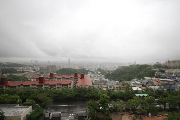 A棟から見る大雨の神戸