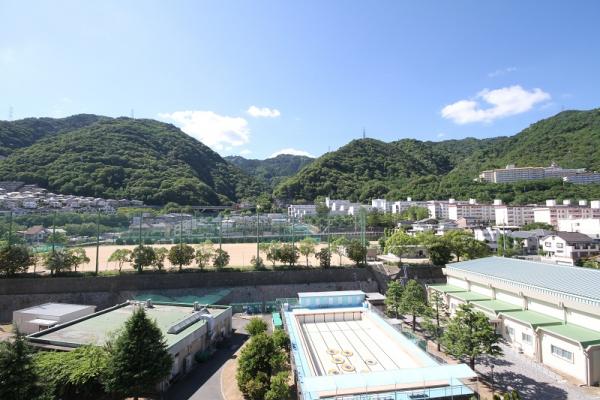 A棟から見る晴天の六甲山