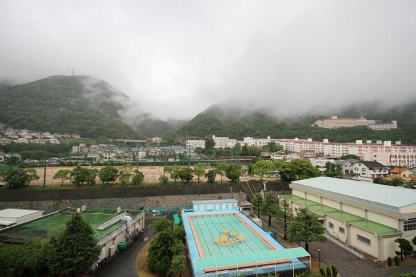A棟から見る大雨の六甲山