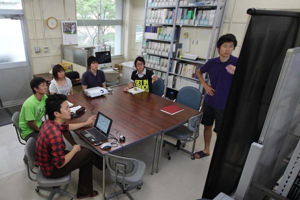 行動発達論コースのゼミ風景より