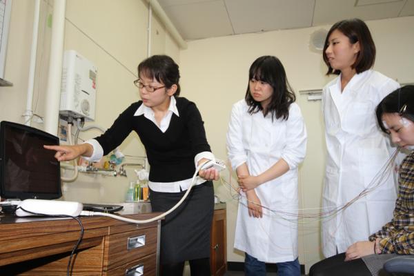 健康発達論コースのひとこま（脳波計実習）