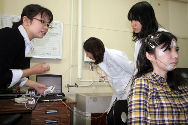 健康発達論コースのひとこま（脳波計実習）